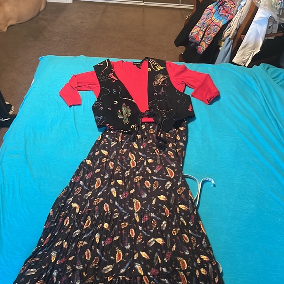 Scott and Taylor size Large. Long broomstick skirt. Feather print - Picture 6 of 7